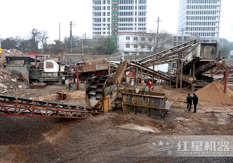 建筑垃圾制沙現(xiàn)場(chǎng)，配置車(chē)載制沙機(jī)